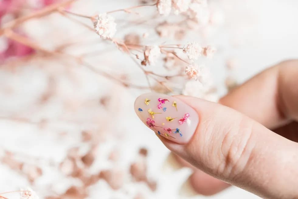 Jakie paznokcie do sukienki w kwiaty, aby uniknąć modowej wpadki? Jakie paznokcie do sukienki w kwiaty, aby uniknąć modowej wpadki?