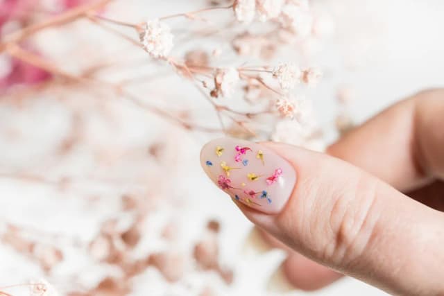 Jakie paznokcie do sukienki w kwiaty, aby uniknąć modowej wpadki? Jakie paznokcie do sukienki w kwiaty, aby uniknąć modowej wpadki?
