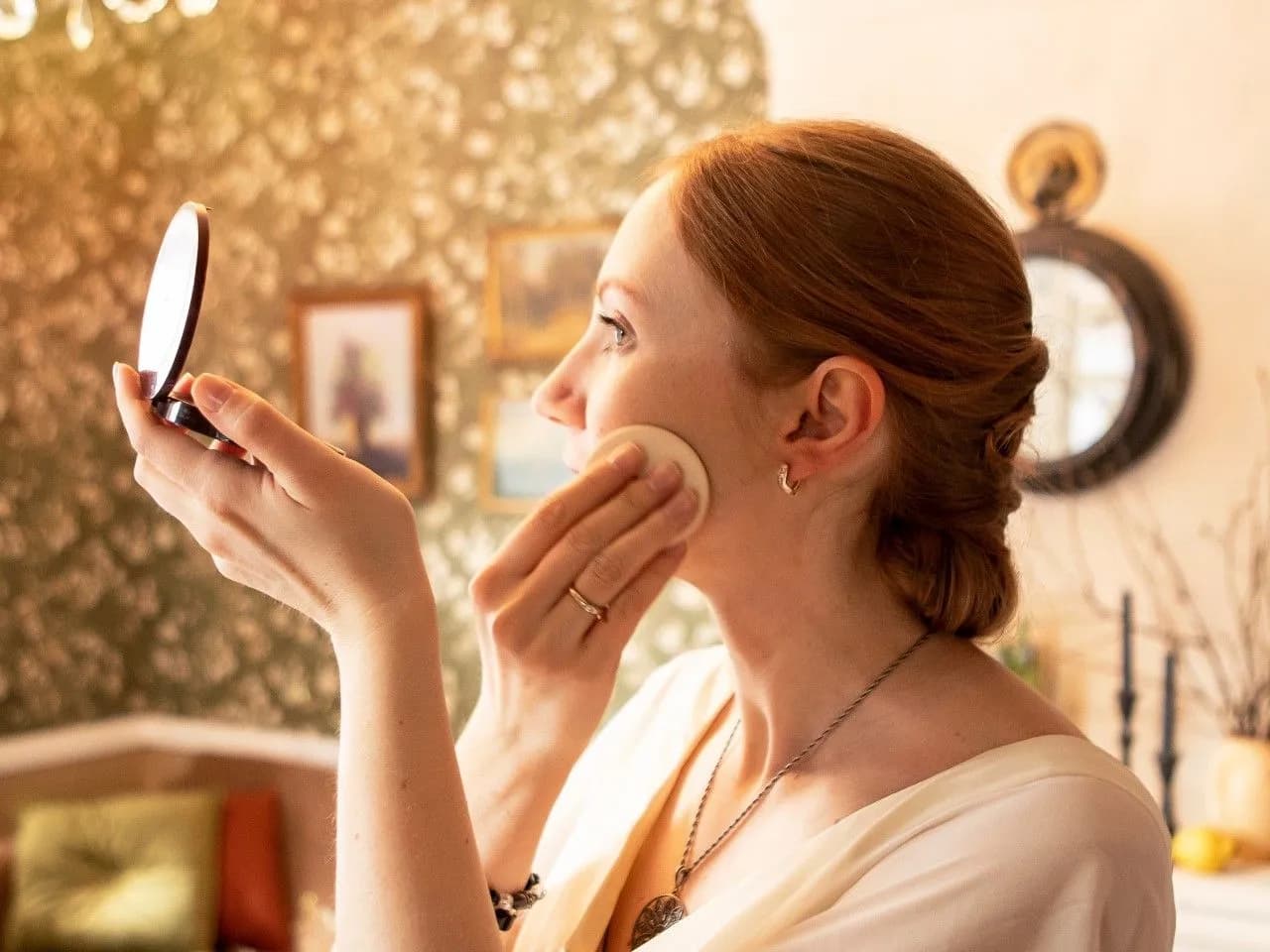 Najlepsze pudry do cery tłustej, które naprawdę działają na skórę Najlepsze pudry do cery tłustej, które naprawdę działają na skórę