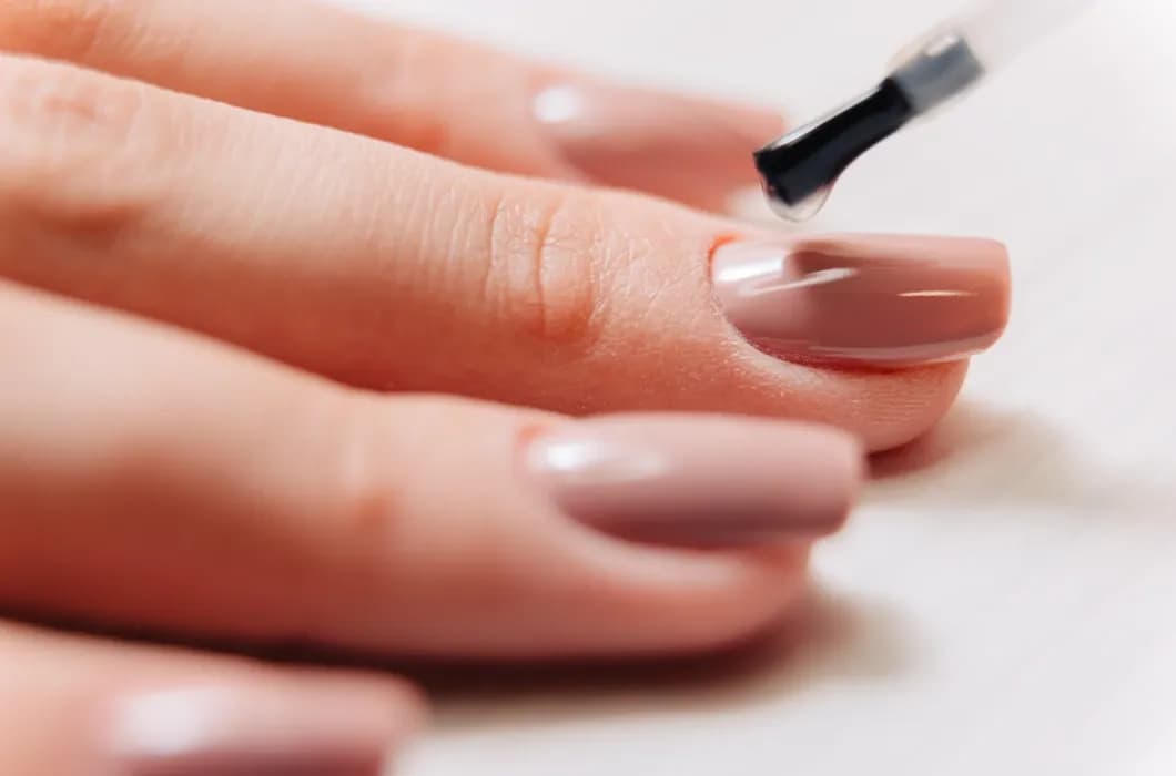 Jak utwardzić paznokcie bez lampy i uniknąć ich łamania Jak utwardzić paznokcie bez lampy i uniknąć ich łamania