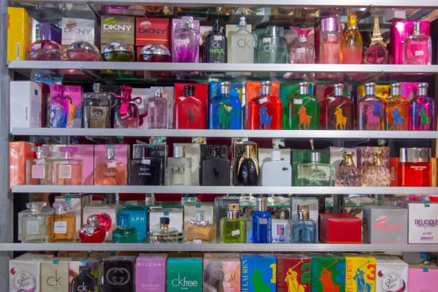 Czy perfumy to kosmetyki? Poznaj ich prawdziwe znaczenie i skład Czy perfumy to kosmetyki? Poznaj ich prawdziwe znaczenie i skład