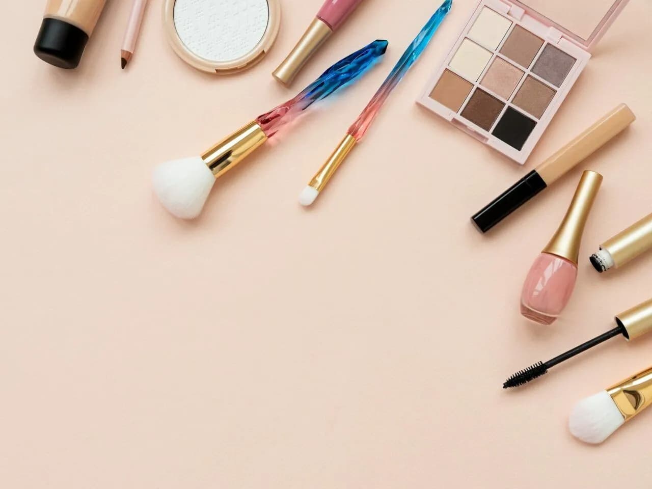 Niezbędne produkty do zrobienia makijażu, które musisz znać Niezbędne produkty do zrobienia makijażu, które musisz znać