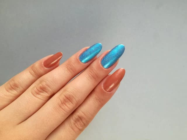 Jak pomalować paznokcie na dwa kolory - proste techniki i porady Jak pomalować paznokcie na dwa kolory - proste techniki i porady